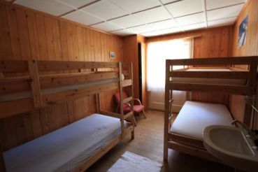 Кровать в общем номере для мужчин и женщин с 4 кроватями и видом на горы