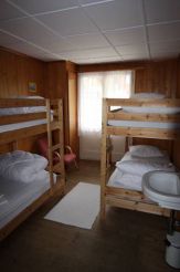 Кровать в общем номере для мужчин и женщин с 4 кроватями и видом на озеро