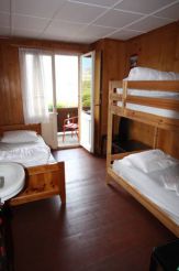 Кровать в общем номере для мужчин и женщин с 3 кроватями и видом на озеро