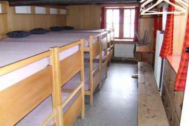 Кровать в общем номере для мужчин и женщин с 14 кроватями