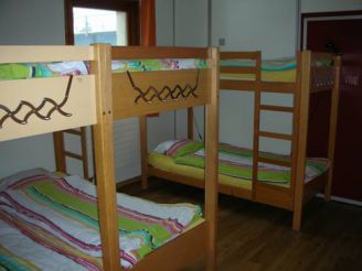 Кровать в общем номере для мужчин и женщин с 10 кроватями