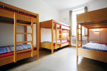 Кровать в общем номере для мужчин и женщин с 6 кроватями