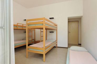 Кровать в общем номере с 6 кроватями и душем