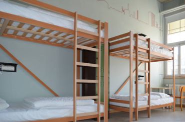 Односпальная кровать в 8-местном общем номере для гостей обоего пола