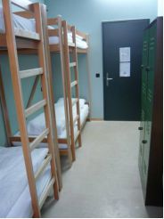 Односпальная кровать в 4-местном общем номере для мужчин и женщин

