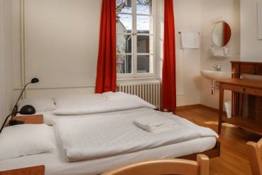 Двухместный номер эконом-класса с 2 отдельными кроватями и общей ванной комнатой