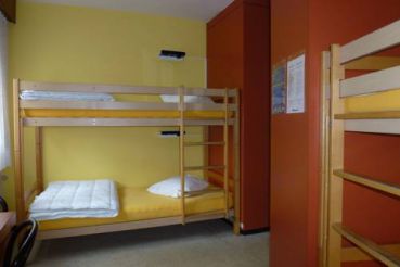 Ліжко в 4-місному номері гуртожиткового типу для осіб обох статей