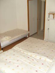Односпальная кровать в общем номере для мужчин и женщин с 10 кроватями 
