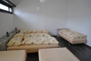 Односпальная кровать в общем номере для мужчин и женщин с общей ванной комнатой