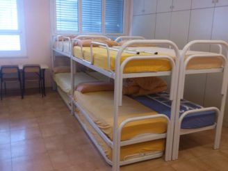 Двухъярусная кровать в общем номере для женщин 