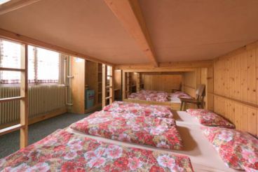 Двухъярусная кровать в общем номере для мужчин и женщин