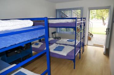 Кровать в общем номере для мужчин и женщин с 6 кроватями
