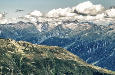 https://ch.igotoworld.com/frontend/webcontent/websites/9/images/attractions/The%20Aletsch%20Glacier/5274_370x246_aletsch-glacier.jpg