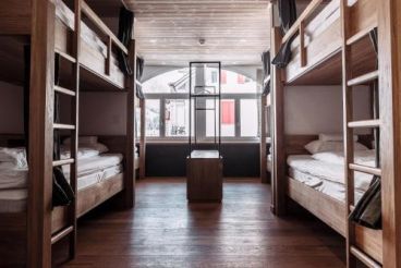 Кровать в общем 8-местном номере для мужчин и женщин