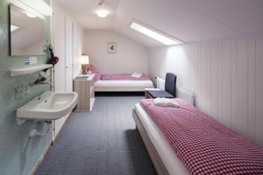 Базовий двомісний номер з 1 двоспальним ліжком або 2 окремими ліжкам та спільною ванною кімнатою