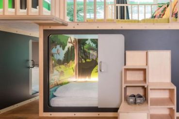 Rainforest Family Room up to 4 with 2 capsule beds and shared bathroom 