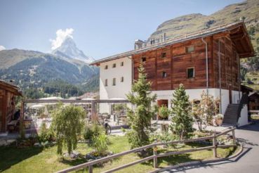 Three-Bedroom Apartment with Matterhorn View