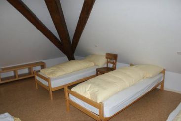 Односпальная кровать в общем номере (для 7 взрослых)