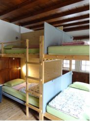 Односпальная кровать в общем номере с 6 кроватями